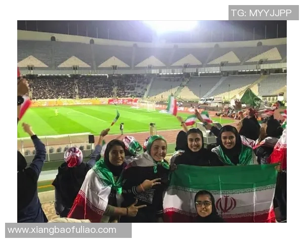 足球明星拍手变装动作震撼呈现展现运动与时尚完美融合的瞬间